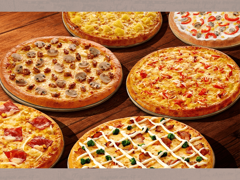 跟我們買披薩，不論口味、尺寸，一律酌收整片的 1/10 當服務費，線上訂服務費還打五折！