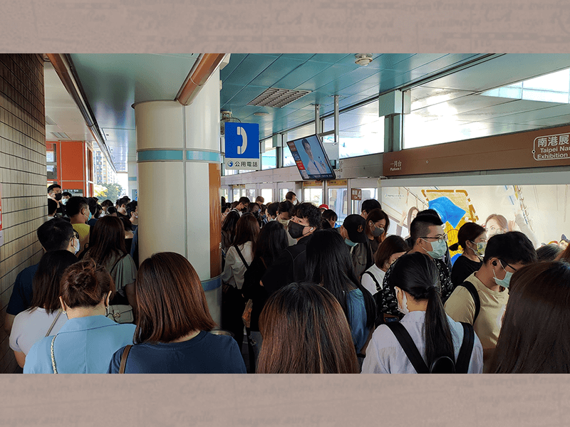 上班途中塞爆了，除了乾瞪眼還能做些什麼呢？